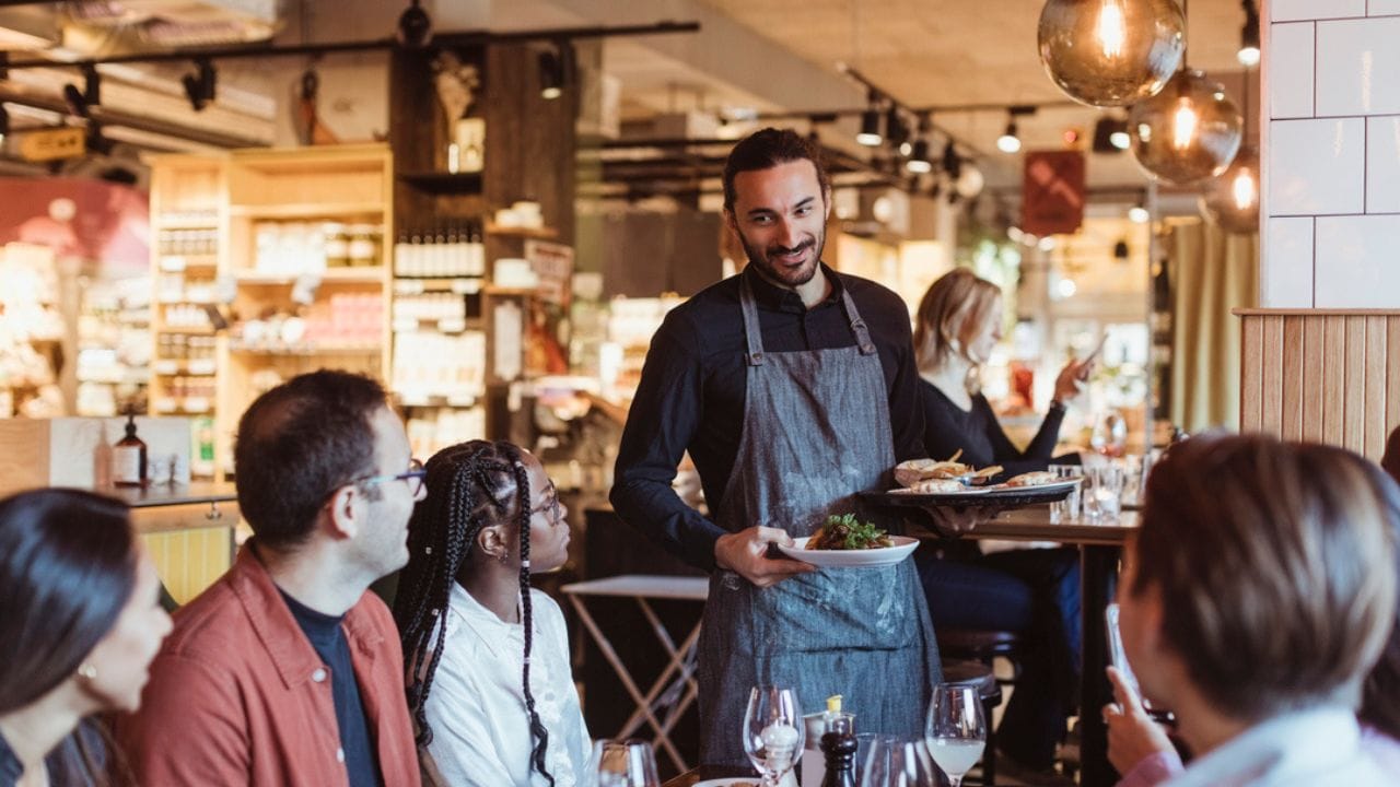 હવે વાત કરીએ રોકાણની તો, જો નાનાપાયે કેફે શરૂ કરવું હોય તો તેમાં ઓછામાં ઓછું ₹3 લાખ જેટલું રોકાણ કરવું પડે છે. રોકાણની સાથે-સાથે આ બિઝનેસમાં તમારું ભાડું, ઇન્ટિરિયર ડિઝાઇન, રસોઈના સાધનો, સ્ટોક અને લાઇસન્સ જેવી વસ્તુઓનો અન્ય ખર્ચ પણ સામેલ હોય છે.