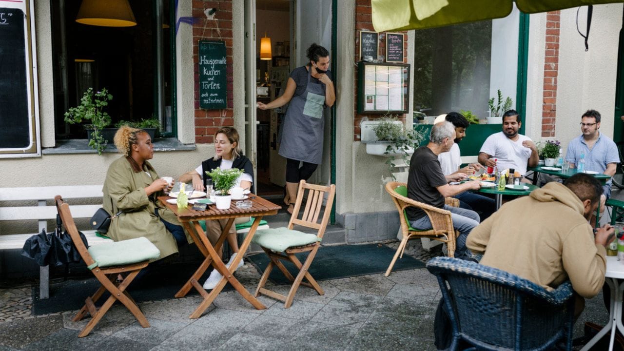 વિશ્લેષકોના જણાવ્યા મુજબ, ખાણીપીણીના બિઝનેસમાં દરેક વર્ગના લોકોની રુચિ અને રોકાણ જોવા મળે છે. ફૂડ ઇન્ડસ્ટ્રી દેશની અર્થવ્યવસ્થામાં મહત્વની ભૂમિકા ભજવે છે અને રોજગારીના અનેક અવસરો પણ ઉભા કરે છે.