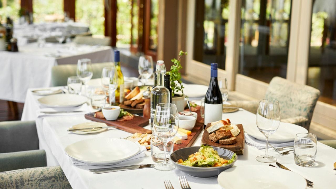 એવામાં જો રેસ્ટોરન્ટ કે કેફે બિઝનેસ શરૂ કરવો હોય તો સૌપ્રથમ યોગ્ય જગ્યા નક્કી કરો. રેસ્ટોરન્ટ અથવા કેફે એવી જગ્યા પર સેટ કરો કે જ્યાં લોકોની અવરજવર રહે. ટૂંકમાં કહીએ તો, કોલેજ, ઓફિસ વિસ્તાર, બજાર કે મોલ નજીક આ બિઝનેસ શરૂ કરી શકાય છે. 