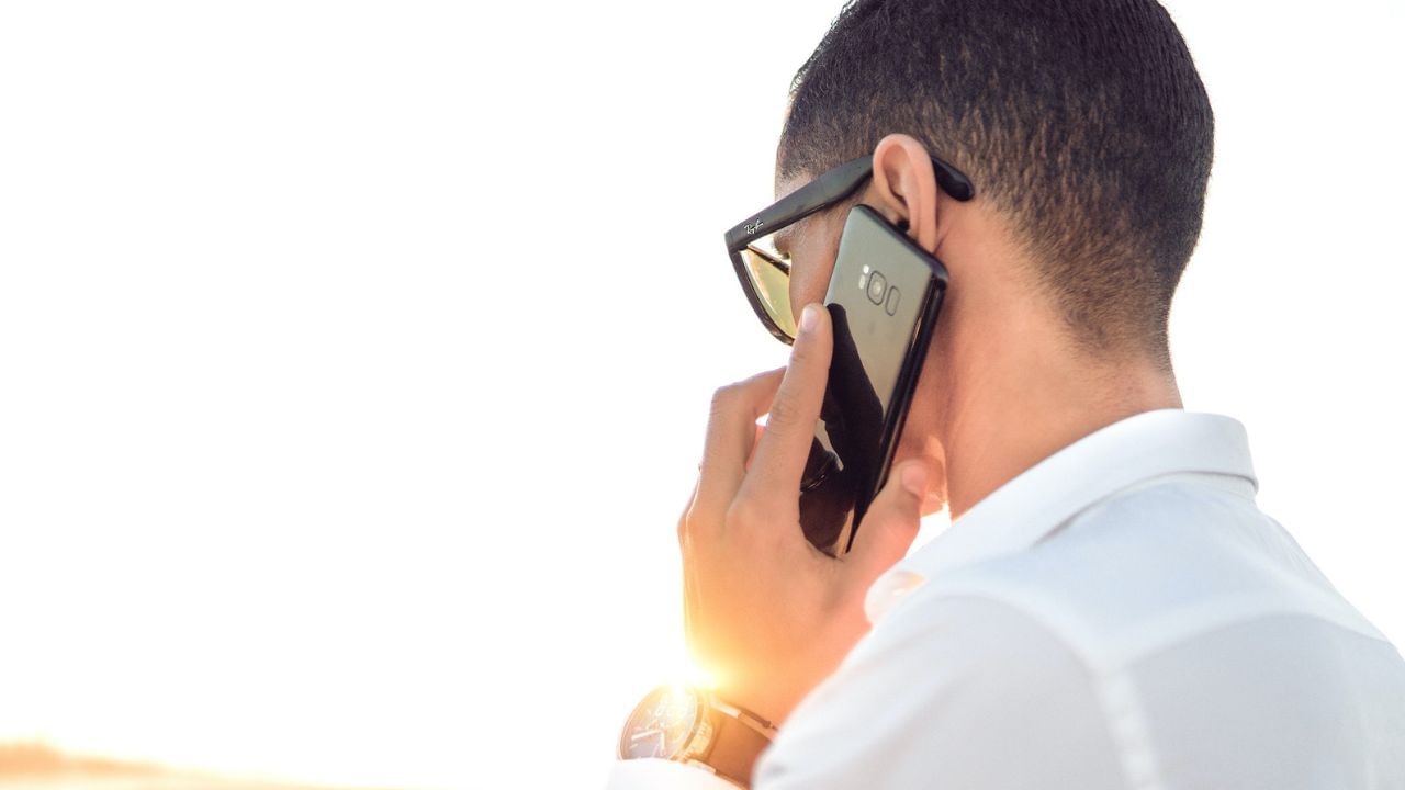 અહીં અમે તમને જણાવીશું કે આ ટ્રિક શું છે? શું તે ખરેખર કોઈનો કોલ ટ્રાન્સફર કરે છે? આ ટ્રિક કેટલી સલામત છે? અને શું આ કરવું કાયદેસર છે? આ બધા પ્રશ્નોના જવાબો જાણ્યા પછી, તમે આ ટ્રિકનો સરળતાથી ઉપયોગ કરી શકશો.