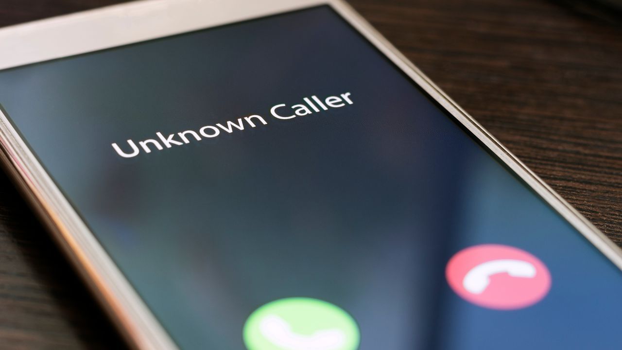 કોલ ફોરવર્ડિંગ કેવી રીતે કાર્ય કરે છે?: જ્યારે તમારો ફોન નેટવર્કમાં ન હોય ત્યારે આ સુવિધા ઉપયોગી છે. તમે કોલનો જવાબ આપી શકતા નથી. તમે કોલને બીજા ફોન પર ડાયવર્ટ કરવા માંગો છો, જેમ કે ઓફિસ કોલ ઘરે મોકલી શકાય છે. તમે પરવાનગી સાથે તમારા બાળકો અથવા પાર્ટનર સાથે આ કરી શકો છો.