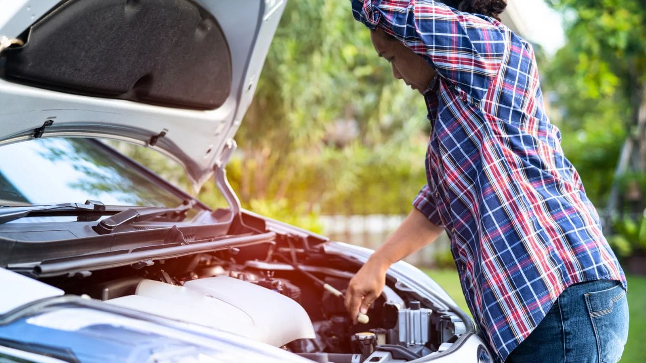 એન્જિનને નુકસાન અને હાઇડ્રોસ્ટેટિક લોક: કુદરતી આફતને કારણે વાહનોને સૌથી વધુ નુકસાન એન્જિનમાં પાણી પ્રવેશવાથી થાય છે. જ્યારે પાણી એન્જિનમાં પ્રવેશ કરે છે અને એન્જિન શરૂ કરવાનો પ્રયાસ કરવામાં આવે છે, ત્યારે એન્જિન લોક થઈ જાય છે. આને હાઇડ્રોસ્ટેટિક લોક કહેવામાં આવે છે. મોટાભાગની વીમા કંપનીઓ આ પરિસ્થિતિને અકસ્માત માનતી નથી, તેથી એન્જિન સુરક્ષા કવર વિના વીમા દાવો નકારી કાઢવામાં આવે છે.