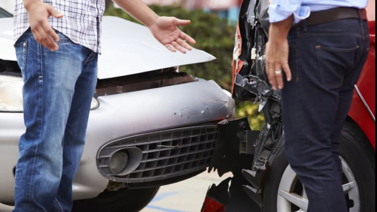 થર્ડ પાર્ટી કવર: આ એવી પરિસ્થિતિમાં ઉપયોગી છે જ્યારે તમારું વાહન કોઈ તૃતીય વ્યક્તિ અથવા મિલકતને નુકસાન પહોંચાડે છે.