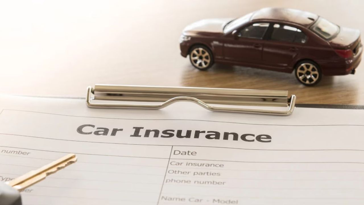 વીમા કંપનીને જાણ કરો: સૌ પ્રથમ, તમારા પોલિસી નંબર સાથે સંબંધિત વીમા કંપનીના ગ્રાહક સંભાળ અથવા ટોલ-ફ્રી નંબર પર કૉલ કરો અને દાવા વિશે માહિતી આપો. વીમા કંપનીની વેબસાઇટ પરથી ક્લેમ ફોર્મ ડાઉનલોડ કરો અને તેને યોગ્ય રીતે ભરો. આરસી, ડ્રાઇવિંગ લાઇસન્સ, પોલિસી કોપી વગેરે જેવા જરૂરી ડોક્યુમેન્ટ પણ જોડો.