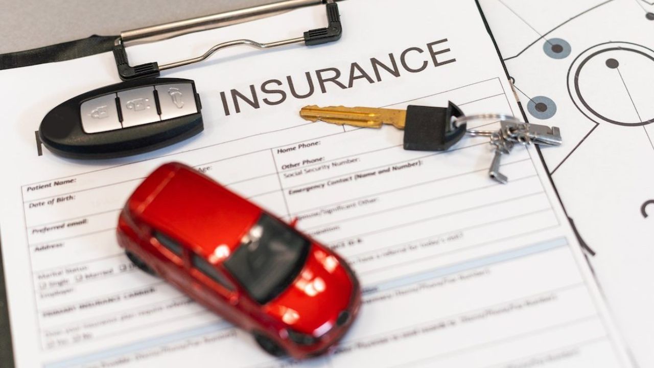 જ્યારે પણ તમે મોટર વીમો લો છો, ત્યારે ફક્ત ચોરી કે અકસ્માતને કારણે થયેલા નુકસાનને ધ્યાનમાં રાખવું જોઈએ નહીં. પૂર, વરસાદ, તોફાન જેવી કુદરતી આફતોથી થતા નુકસાનને પણ વીમામાં સામેલ કરવું જોઈએ. ઘણીવાર લોકો વીમો લેતી વખતે સૌથી સસ્તો વિકલ્પ શોધે છે અને એન્જિન સુરક્ષા અથવા પૂર કવર જેવા આવશ્યક કવરને અવગણે છે. પરંતુ વરસાદની ઋતુમાં આ ભૂલ મોંઘી સાબિત થઈ શકે છે. અમુક ઈન્શ્યોરન્સ ક્લેમમાં કુદરતી આફતોથી થતા નુકસાન માટે ક્લેમ નથી હોતો આથી તે અંગે અગાઉ જ તમારી ઈન્શ્યોરન્સ કંપની સાથે વાત કરી લેવી