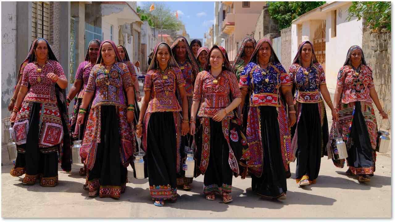 ગુજરાતનું સહકારી મૉડલ મહિલા સશક્તિકરણનું શ્રેષ્ઠ ઉદાહરણ, દૂધ મંડળીઓમાં 21 %નો વધારા સાથે આવક પહોંચી 9,000 કરોડને પાર