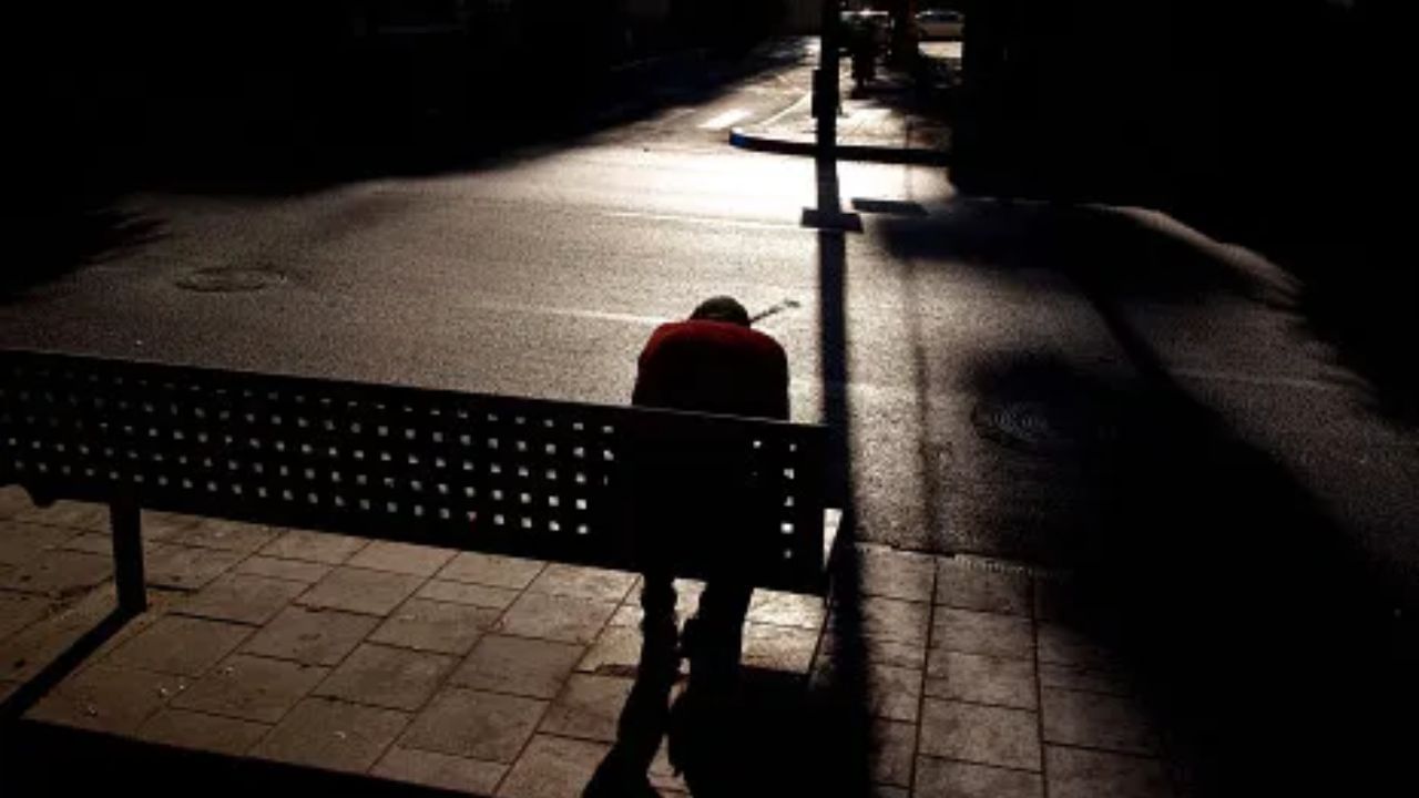 સલામતીની ચિંતાઓ: પહેલું અને સૌથી વ્યવહારુ કારણ સલામતી સાથે સંબંધિત છે. રાત અંધારી હોય છે અને જોખમની શક્યતાઓ વધારે હોય છે. જ્યારે દાદીમા બાળકોને આ કહે છે, ત્યારે તેમનો ઉદ્દેશ્ય તેમને રાત્રે બહાર જતા અટકાવવાનો હોય છે. જેથી તેઓ કોઈપણ અકસ્માત, પ્રાણીના હુમલા અથવા કોઈપણ અસામાજિક તત્વના ભયથી સુરક્ષિત રહી શકે.
