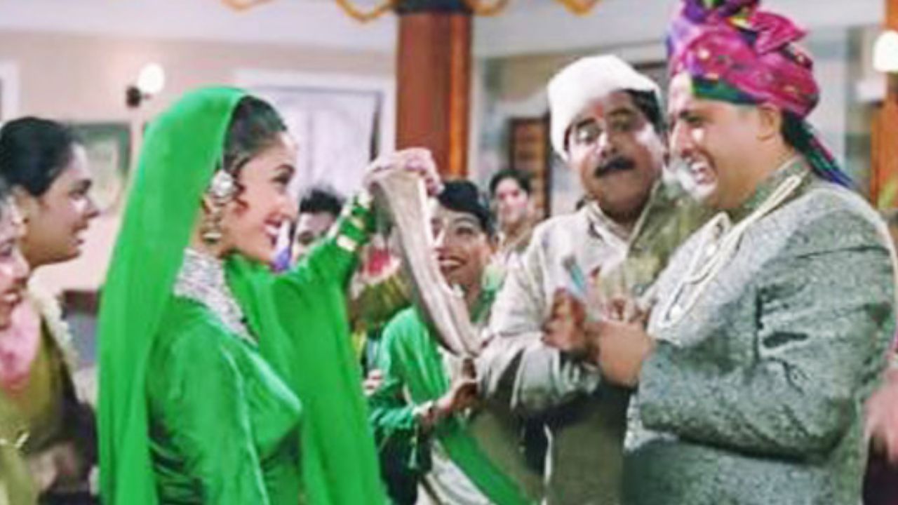 હિન્દુ લગ્નમાં કેટલીક વિધિઓ ખૂબ જ ગંભીર અને ધાર્મિક હોય છે, જ્યારે કેટલીક વિધિઓ લગ્નમાં ખુશી અને મજા ઉમેરે છે. આ મનોરંજક પરંપરાઓમાંની એક 'જુતા ચુરાઈ' ની વિધિ છે, જેમાં કન્યાની બહેનો અને મિત્રો મળીને વરરાજાના જૂતા ચોરી લે છે અને છુપાવે છે બદલામાં તે જીજુ પાસેથી અને ભેટ માંગે છે. મજા અને તોફાનથી ભરપૂર આ ધાર્મિક વિધિ ફક્ત મનોરંજન માટે જ નહીં પરંતુ સંબંધોને મજબૂત બનાવવા માટે પણ છે. આ પરંપરા દરેક લગ્નને એક ખાસ યાદમાં ફેરવે છે.