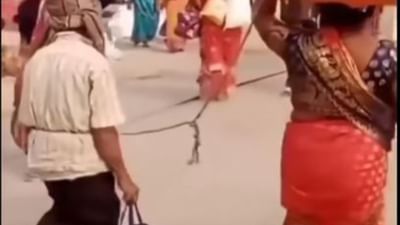 Viral Video : મહાકુંભ મેળાની ભીડમાં પતિને ન ગુમાવવા દંપતીએ અપનાવ્યો હતો અનોખો 'દોરીબંધ' ઉપાય! જુઓ દેશી જુગાડનો વાયરલ Video