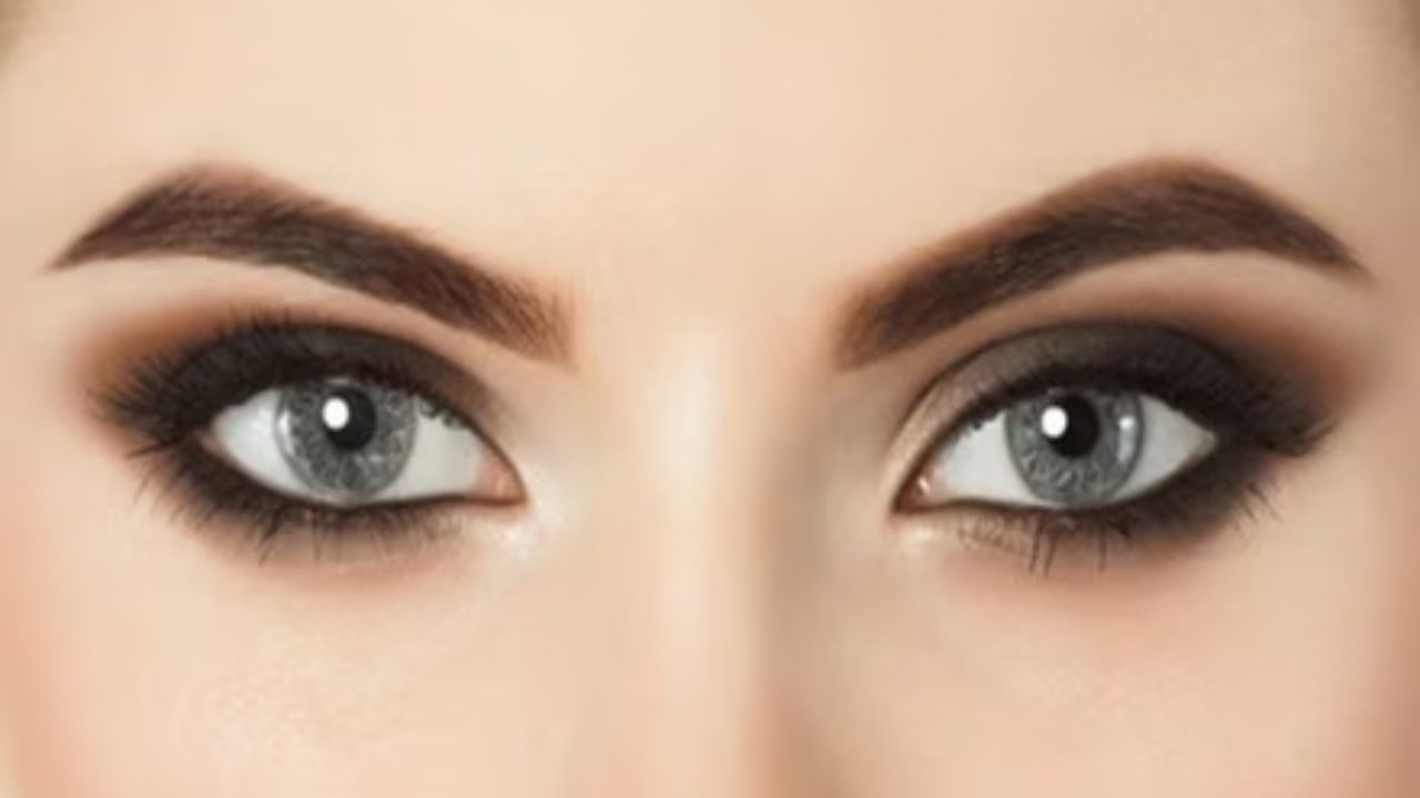 આઈબ્રો ખોલે છે રહસ્યો: એવું માનવામાં આવે છે કે જે સ્ત્રીઓની આઈબ્રો સારી રીતે ગોઠવાયેલી હોય છે અને ધનુષ્ય આકારની હોય છે તેઓ ખૂબ જ સદ્ગુણી હોય છે. આવી સ્ત્રીઓ વર્તનમાં ખૂબ સારી હોય છે. બીજી બાજુ જે સ્ત્રીઓની આઈબ્રો લાંબી, જાડી અથવા તૂટેલી હોય છે તેઓ સ્વભાવે ખૂબ જ કડક હોય છે. જે સ્ત્રીઓની આઈબ્રો નાકની ઉપર બંને બાજુ મળે છે, તેમનું લગ્નજીવન ઓછું સુખી હોય છે.
