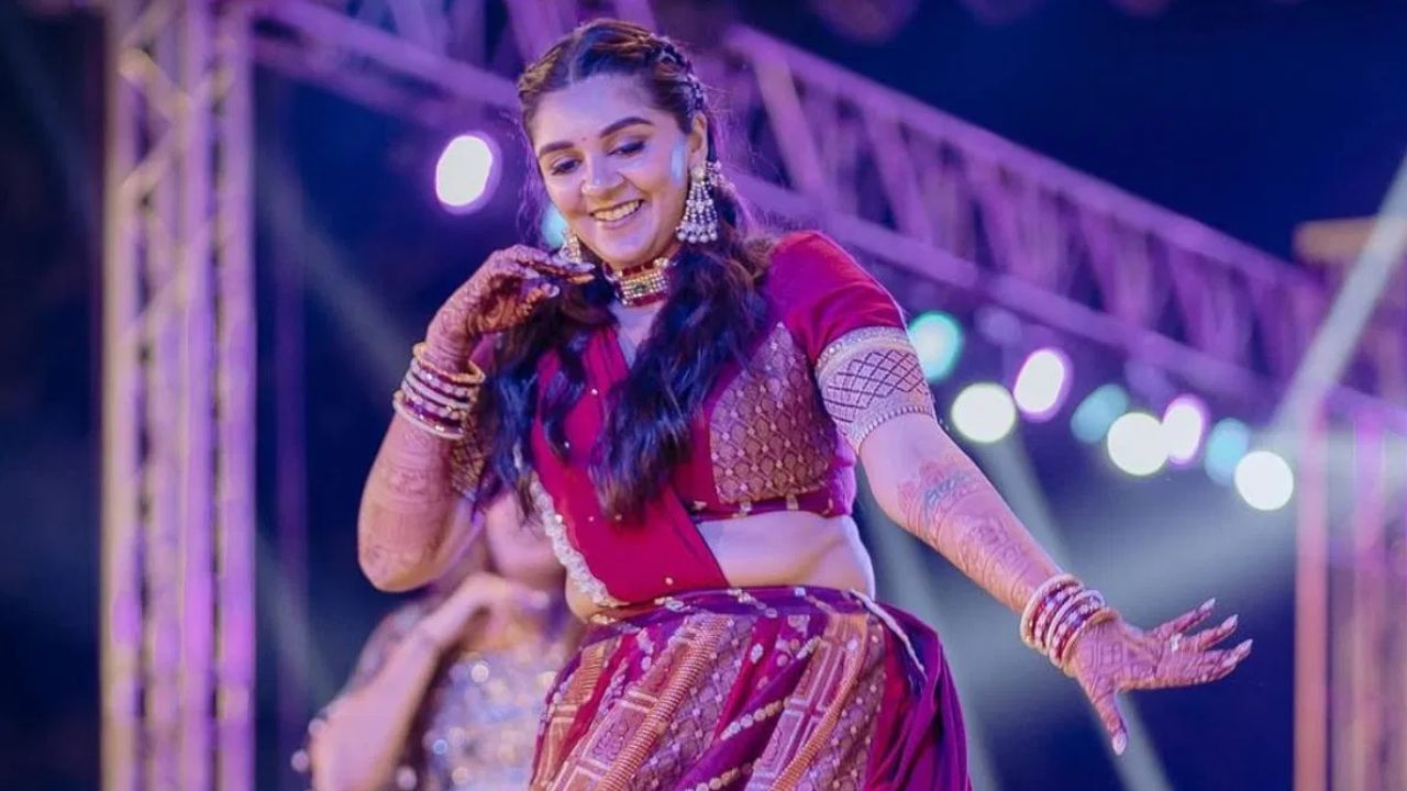દિલીપ જોશીનો દીકરો અને પુત્રવધૂ બંને ઇન્સ્ટાગ્રામ પર નથી. જોકે, તેમના મિત્રોએ લગ્ન, સગાઈ અને બાકીના ફોટા શેર કર્યા છે. અભિનેત્રી ખૂબ જ સુંદર છે. ખાસ કરીને લગ્નમાં, તેણીએ પશ્ચિમીથી ભારતીય પોશાક પહેરીને ધમાલ મચાવી હતી.