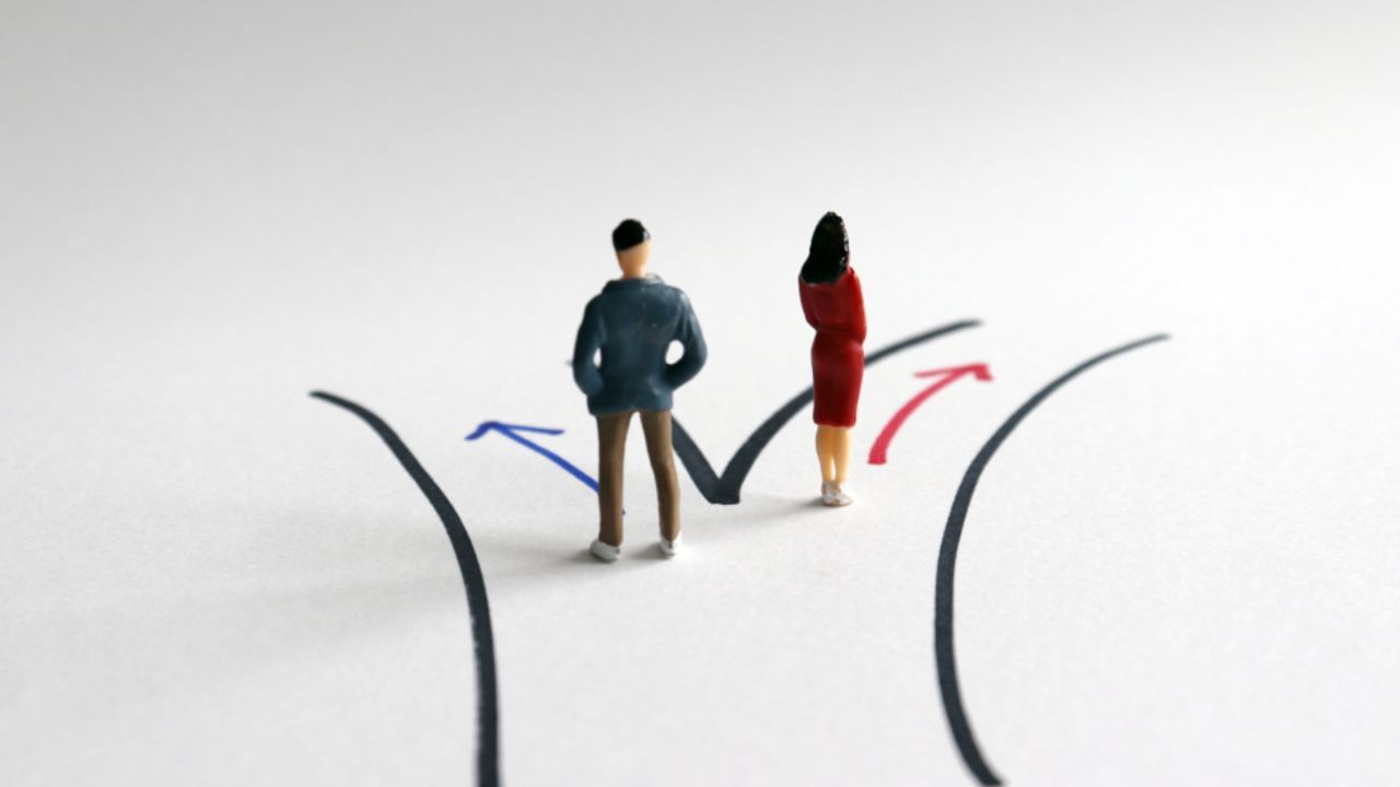 Separationના પ્રકાર: Mutual Separation (પોતાની સહમતીથી છુટા પડવું) - પતિ-પત્ની પરસ્પર સંમતિથી અલગ રહે છે. આ માટે કોઈ કાનૂની ડોક્યુમેન્ટ્સ કે કોર્ટની જરૂર નથી. પરંતુ પછીથી તેને સાબિત કરવું મુશ્કેલ બની શકે છે, ખાસ કરીને કાનૂની વિવાદોમાં.