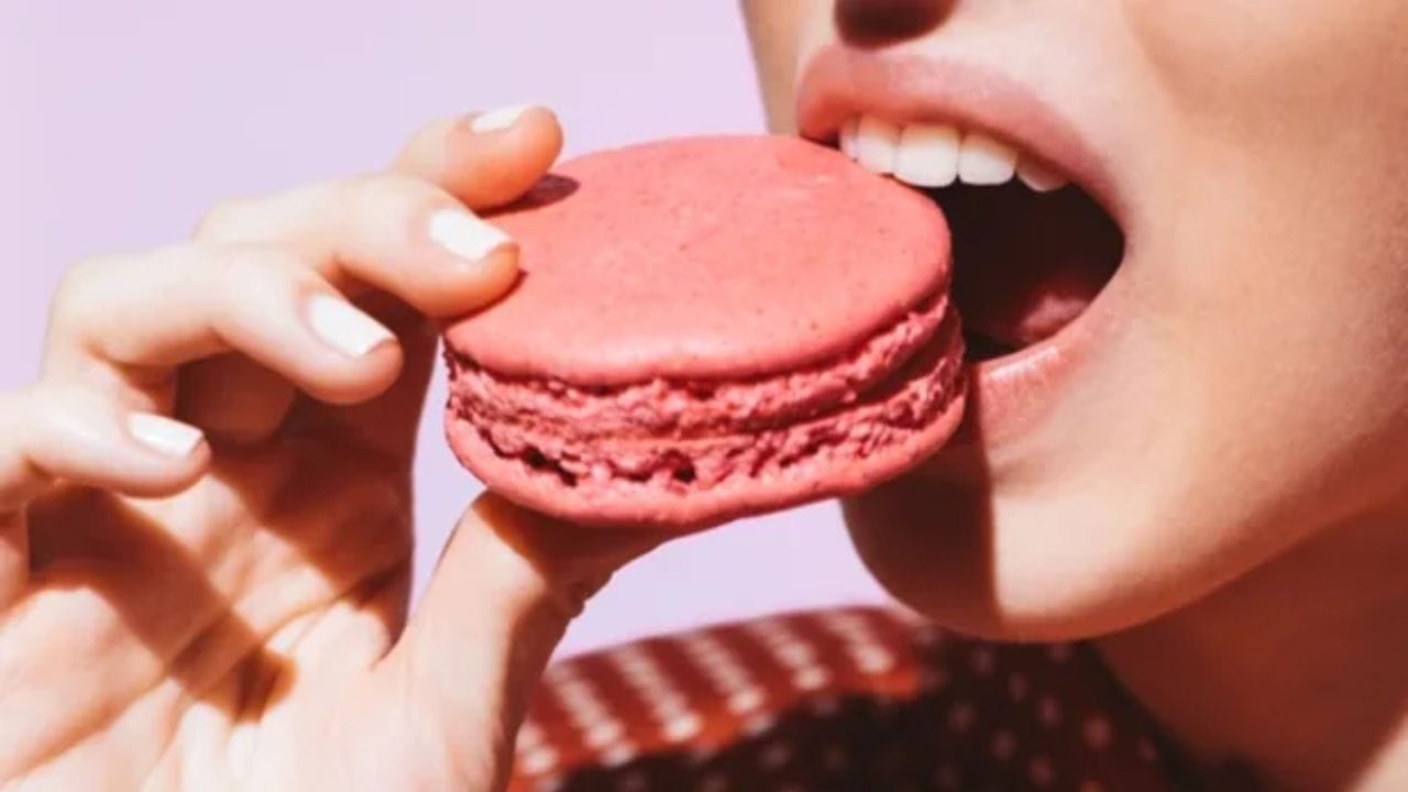 મૂડ પર અસર: આરએમએલ હોસ્પિટલના મેડિસિન વિભાગના ડૉ. સુભાષ ગિરી સમજાવે છે કે સવારે ખાલી પેટે મીઠાઈ ખાવાથી તમને તાત્કાલિક ઉર્જા અને સારુ ફિલ કરી શકો છો પરંતુ થોડા સમય પછી જ્યારે બ્લડ સુગર ઘટી જાય છે, ત્યારે થાક, ચીડિયાપણું અને ઓછી ઉર્જા જેવી સમસ્યાઓ અનુભવી શકાય છે. આને sugar crash કહેવામાં આવે છે. આ દિવસની કાર્યક્ષમતાને પણ અસર કરે છે. કેટલાક નિષ્ણાતો તેને રિએક્ટિવ હાઈપોગ્લાયકેમિઆ કહે છે, જેમાં બ્લડ સુગર પહેલા વધે છે અને પછી ખૂબ જ ઝડપથી ઘટે છે.
