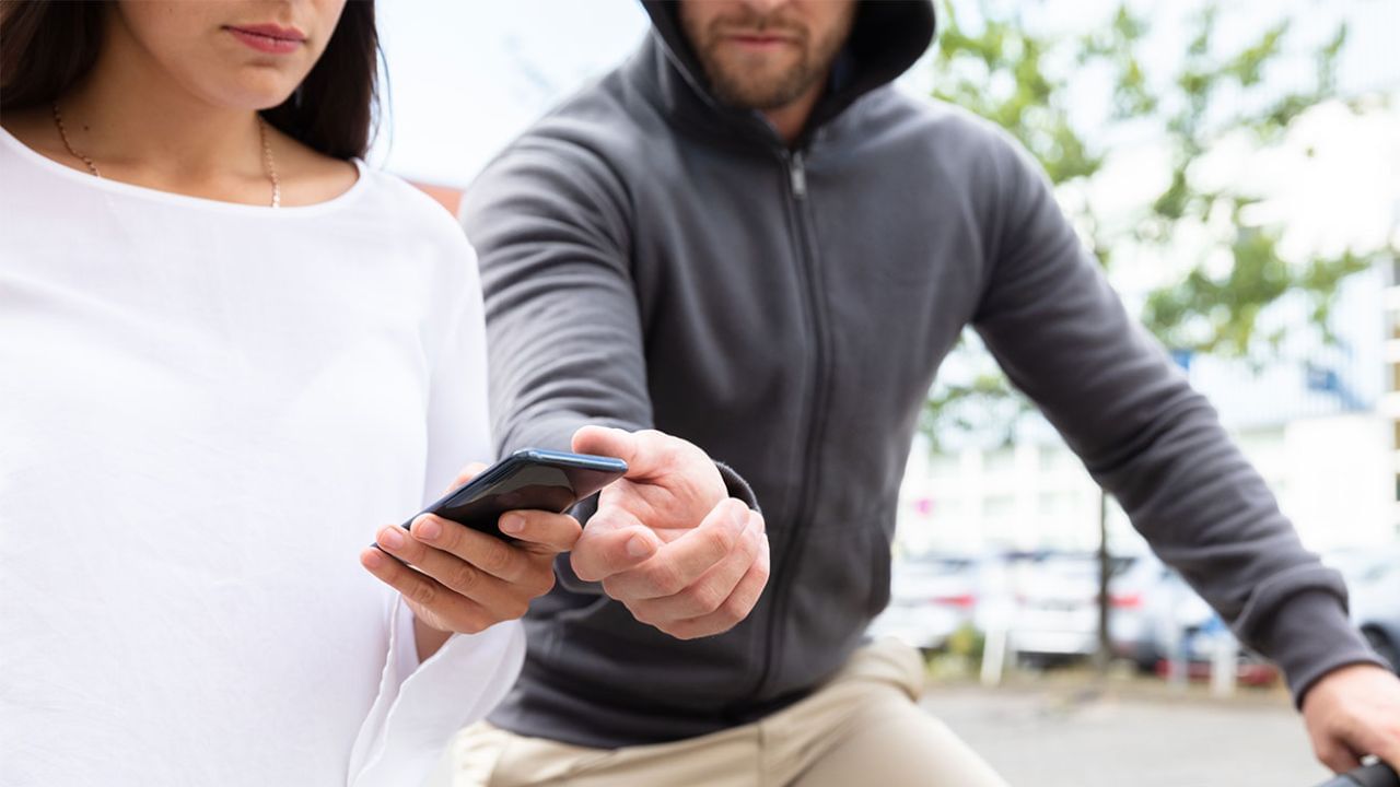 પોલીસ ફરિયાદ દાખલ કરો: પહેલું સ્ટેપ એ છે કે તમારા નજીકના પોલીસ સ્ટેશનમાં ફર્સ્ટ ઇન્ફર્મેશન રિપોર્ટ (FIR) નોંધાવો. તેમને તમારા ચોરાયેલા ફોનનો મેક, મોડેલ, સીરીયલ નંબર અને IMEI નંબર જેવી બધી જરૂરી વિગતો આપો. પોલીસ FIRના આધારે તપાસ શરૂ કરશે.