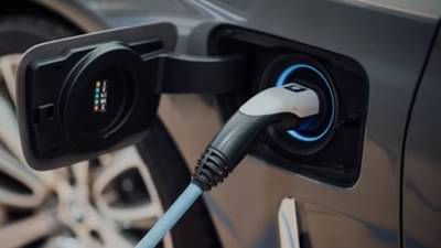 પેટ્રોલ-ડીઝલ કારને ઇલેક્ટ્રિકમાં ફેરવવી કે નવી ઈવી ખરીદવી ? સારુ શું રહેશે ?