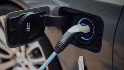 પેટ્રોલ-ડીઝલ કારને ઇલેક્ટ્રિકમાં ફેરવવી કે નવી ઈવી ખરીદવી ? સારુ શું રહેશે ?