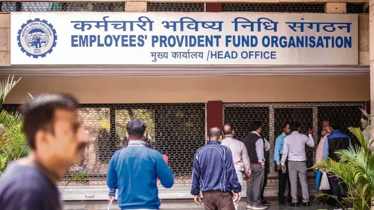 કર્મચારી ભવિષ્ય નિધિ સંગઠન (EPFO) એ કર્મચારી ડિપોઝિટ લિંક્ડ ઇન્સ્યોરન્સ (EDLI) યોજનામાં મોટા ફેરફાર કર્યા છે. હવે આ યોજનાનો લાભ મેળવવા માટે પહેલા જેવી કડક શરતો નહીં રહે, જેનો સીધો લાભ લાખો કર્મચારીઓ અને તેમના પરિવારોને મળશે. ખાસ કરીને એવા પરિવારોને રાહત મળશે જેમના કમાતા સભ્યો નોકરી દરમિયાન કોઈ કારણસર મૃત્યુ પામે છે.