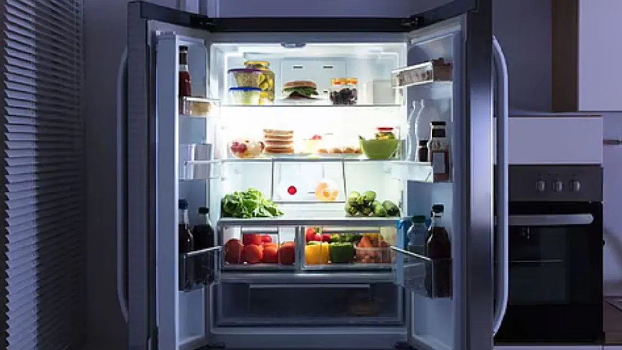 મોટાભાગે આપણે ઉનાળામાં શોટ સર્કિટના કિસ્સાઓ જોયા છે પણ ચોમાસા દરમિયાન આ ભૂલના કારણે પણ તમારા ફ્રિજમાં શોટ સર્કિટ થઈને બ્લાસ્ટ થઈ શકે છે. આથી ફ્રિજને દિવાલથી કેટલું દૂર રાખવું જોઈએ ચાલો અહીં જાણીએ. 