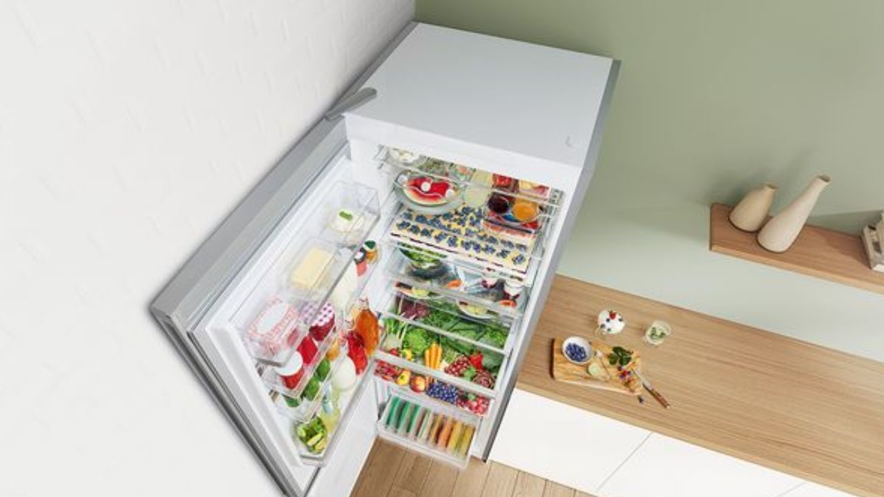 જો તમે અત્યાર સુધી તમારા રેફ્રિજરેટરને દિવાલની નજીક રાખ્યું છે, તો આજથી જ તેને યોગ્ય અંતરે રાખો. આ માત્ર સલામતીની દ્રષ્ટિએ મહત્વપૂર્ણ નથી, પરંતુ તે રેફ્રિજરેટરની કાર્યક્ષમતા પણ જાળવી રાખે છે.