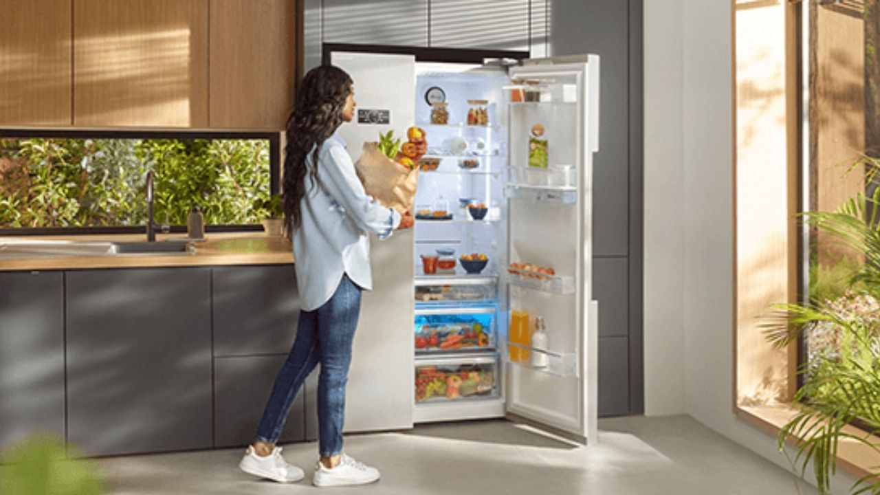 નિષ્ણાતોના મતે, ફ્રિજને પાછળની દિવાલથી ઓછામાં ઓછું 2 ઇંચ (લગભગ 5 સેમી), ટોચના કેબિનેટથી 1 ઇંચ (લગભગ 2.5 સેમી) અને બંને બાજુથી ઓછામાં ઓછું 1/4 ઇંચ (લગભગ 0.6 સેમી) દૂર રાખવું જોઈએ. 