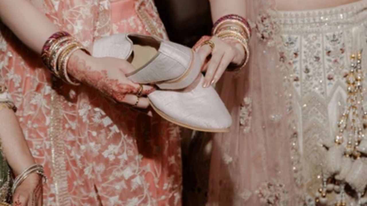 જુતા ચુરાઈની વિધિ શું છે?: તમે જોયું હશે કે જ્યારે વરરાજા લગ્ન મંડપમાં પૂજા-પાઠમાં વ્યસ્ત હોય છે ત્યારે કન્યાની બહેનો અને મિત્રો તક મળતાં તેના જૂતા ચોરી લે છે. બાદમાં તેઓ જૂતાના બદલામાં વરરાજા પાસેથી ભેટ માંગે છે. આ વિધિ મજાક લાગે છે પરંતુ તેની પાછળ એક ખાસ વિચાર છુપાયેલો છે.