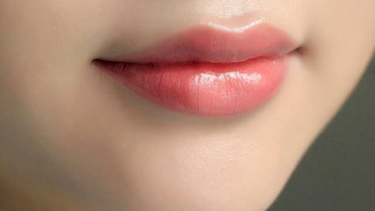 હોઠના રંગ પરથી સ્વભાવ જાણો: જે વ્યક્તિના હોઠ ગુલાબની પાંખડીઓ જેવા ગુલાબી હોય છે તે ભાગ્યશાળી હોય છે. આ લોકોને તેમના કામ માટે માન મળે છે. આ ઉપરાંત જે લોકોના હોઠ લાલ રંગના હોય છે, તેઓ નાની નાની વાતોમાં ખૂબ જ ઉત્સાહિત થઈ જાય છે. આ લોકો લખવામાં ખૂબ જ સારા હોય છે. ક્યારેક તેઓ નિયમોની બહાર કામ કરે છે. 
