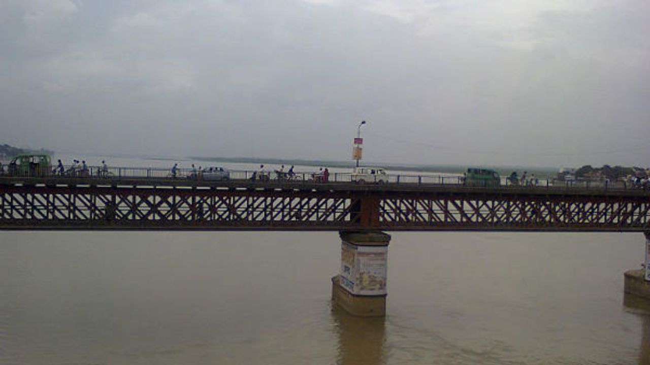 ઉત્તર પ્રદેશના કાનપુરમાં ગંગા નદી પર ઉન્નાવના શુક્લગંજ બાજુ પર બનેલો ગંગા રેલ બ્રિજ અથવા કાનપુર ગંગા બ્રિજ કાનપુર-લખનૌ વચ્ચે ટ્રેન અવરજવરનું એકમાત્ર સાધન છે. આ પુલ 1875માં અંગ્રેજો દ્વારા બનાવવામાં આવ્યો હતો. નૈની પુલની જેમ, ઉપરના આ પુલ પર ટ્રેનો અને નીચે રસ્તા પર વાહનો દોડતા હતા. જોકે, હવે આ રસ્તો બંધ થઈ ગયો છે.