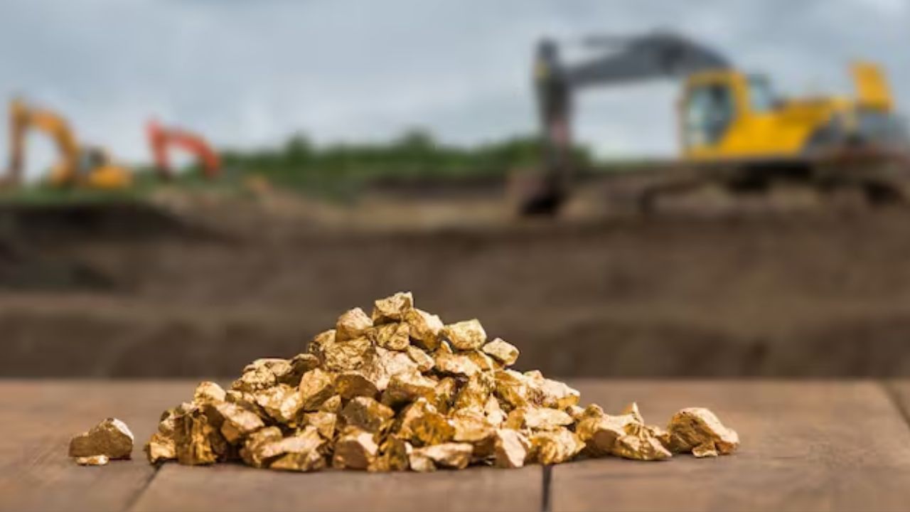 ચાંદીની સ્થિતિ શું હતી?: સોનાના ભાવમાં ઉથલપાથલ હતી, પરંતુ ચાંદી પણ શાંત રહી ન હતી. 16 જુલાઈએ, એમસીએક્સ પર ચાંદી 1,11,705 રૂપિયા પ્રતિ કિલો હતી, જે 18 જુલાઈ સુધીમાં વધીને 1,13,140 રૂપિયા પ્રતિ કિલો થઈ ગઈ. તેમાં લગભગ 0.87 ટકાનો વધારો નોંધાયો. વૈશ્વિક ઔદ્યોગિક માંગ અને ડોલરમાં વધઘટ આ પાછળના મુખ્ય કારણો હતા.