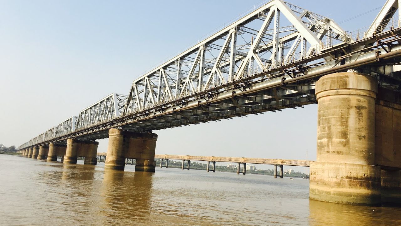 ગોલ્ડન બ્રિજ: ગુજરાતના ભરૂચ જિલ્લામાં 1881માં નર્મદા નદી પર બનેલો પુલ હજુ પણ રોડ ટ્રાફિક માટે ઉપયોગમાં લેવાય છે.