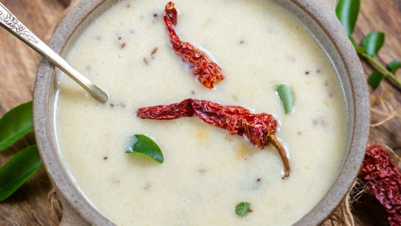 શ્રાવણ મહિનામાં કઢી ન ખાવાની ધાર્મિક માન્યતા: એવું માનવામાં આવે છે કે શ્રાવણ મહિનામાં ભક્તો શિવલિંગ પર કાચું દૂધ ચઢાવે છે. આવી સ્થિતિમાં આ સમગ્ર સમયગાળા દરમિયાન દૂધ અથવા તેમાંથી બનેલી વસ્તુઓનું સેવન પ્રતિબંધિત માનવામાં આવે છે. 
