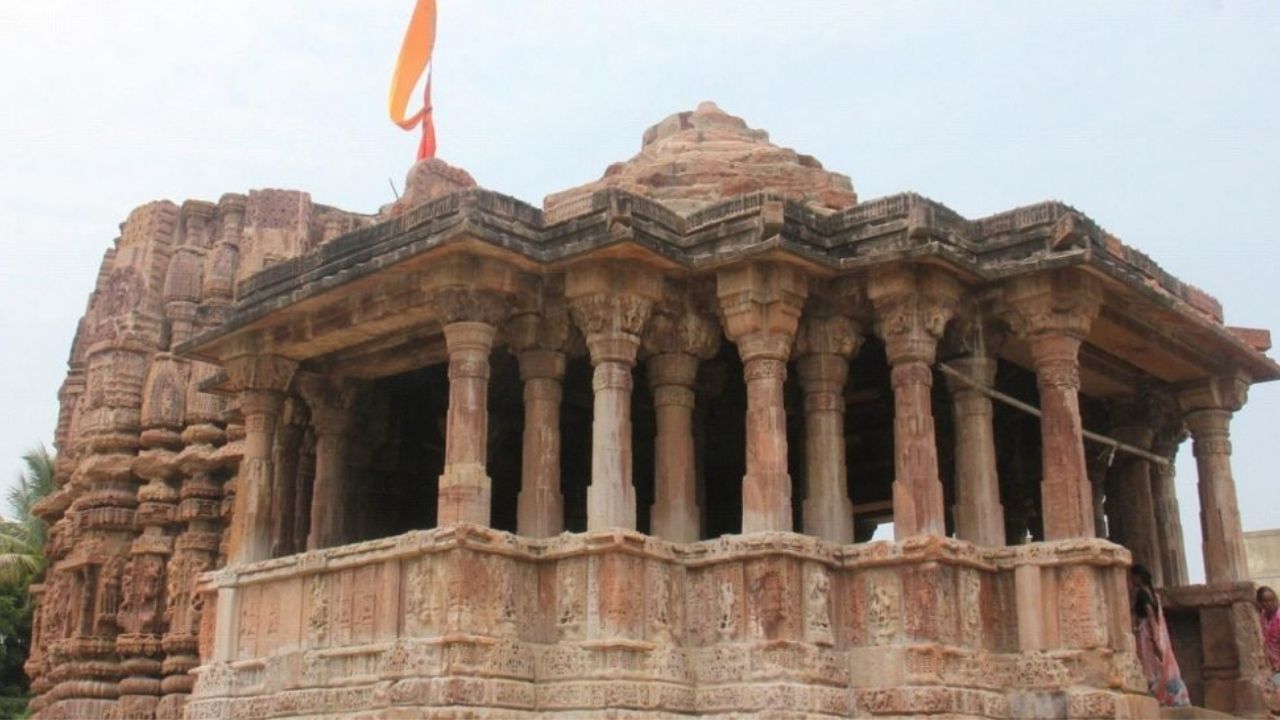  ગળતેશ્વર મંદિર પ્રાચીન શિવ મંદિર છે, જે ગુજરાતના ખેડા જિલ્લાના ડાકોર નજીક ગળતેશ્વર તાલુકાના સરનાલ ગામ નજીક આવેલું છે.સૌથી નજીકનું એરપોર્ટ 78 કિમી વડોદરા છે તથા અમદાવાદ એરપોર્ટ 90 કિમી દુર આવેલું છે.  નડીયાદ અને આણંદ સૌથી નજીકના રેલ્વે સ્ટેશન છે. જે આણંદથી 51 કિ.મી. અને નડીયાદ થી 50 કિ.મી. દુર આવેલું છે. ખાનગી અને એસટી બસો અમદાવાદ, વડોદરા અને આણંદથી પણ મળી જશે.