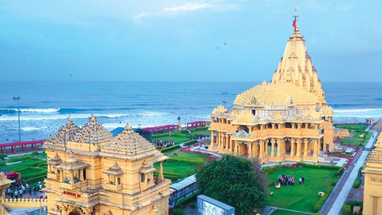 સોમનાથ મંદિર ભગવાન શિવને સમર્પિત છે. તેમજ બાર જ્યોર્તિલિંગ મંદિરોમાંથી એક છે. સોમનાથ ગુજરાત રાજ્યમાં સૌરાષ્ટ્રના દરિયાકિનારે આવેલું ભવ્ય મંદિર છે. સોમનાથ જવા માટે તમને કોઈ પણ શહેરમાંથી બસ મળી જશે. તેમજ તમને જૂનાગઢ,જામનગર, પોરબંદર અને દ્વારકાથી પણ આરામથી બસ અને ટ્રેન મળી જશે.