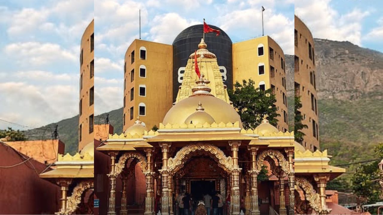 જુનાગઢ શહેરથી ભવનાથ 7 કિ.મી. દુર આવેલું છે. પ્રસિધ્ધ ગિરનાર પર્વતમાળાની તળેટીમાં ભવનાથ મંદિર આવેલું છે, શ્રાવણ મહિના તેમજ મહાશિવરાત્રી અને પરિક્રમા દરમિયાન અહી ભક્તોની ખુબ ભીડ જોવા મળે છે.