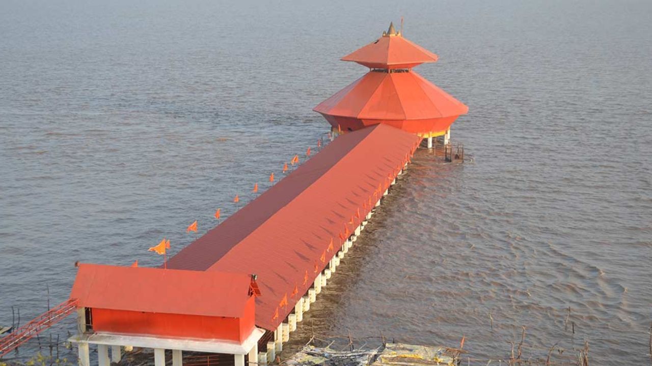 ગુજરાતમાં ભગવાન શિવનું એક મંદિર છે, જેનો અભિષેક ખુદ સમુદ્ર કરે છે. સ્તંભેશ્વર મહાદેવ મંદિર ગાંધીનગરથી લગભગ 175 કિમી દૂર છે.આ મંદિર વડોદરાથી 85 કિમી દૂર જંબુસર તાલુકાના કાવી-કંબોઈ ગામમાં છે.મંદિર સુધી પહોંચવા માટે ઘણી બસો અને અન્ય તમારી પ્રાઈવેટ કાર લઈને પહોંચી શકો છે.