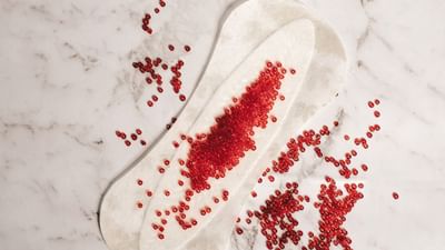 દરેક મહિલાને પીરિયડ્સ સાથે અલગ અલગ સમસ્યાઓ થતી હોય છે. કેટલીક મહિલાઓનો મૂડ સ્વિંગ વધારે થાય છે. તો કેટલીક મહિલાઓને દુખાવો વધારે થાય છે. પીરિયડ્સમાં હેવી ફ્લો કેટલીક સમસ્યાઓને કારણે થાય છે. જો તમે લાઈફસ્ટાઈલમાં ફેરફાર કર્યો તો હેવી ફ્લોને કંટ્રોલ કરી શકાય છે.