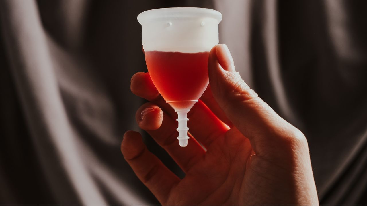 પીરિયડ્સ દરમિયાન હેવી ફ્લોને નિયંત્રિત કરવા માટે કેટલીક શાકભાજી ફાયદાકારક માનવામાં આવે છે. આવી સ્થિતિમાં, બ્રોકોલી, કોબી અને કોબીજ જેવા શાકભાજી ખાવા જોઈએ. તેમાં ઇન્ડોલ-3 કાર્બિનોલ અને સલ્ફોરાફેન નામના સંયોજનો હોય છે. જે લીવરને એસ્ટ્રોજનને નિયંત્રિત કરવામાં મદદ કરે છે. આ પીરિયડ્સ દરમિયાન ભારે ફ્લો ઘટાડી શકે છે.