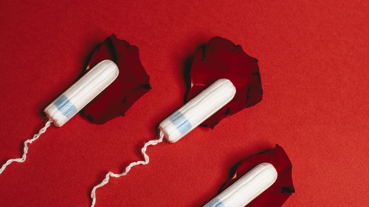 દરરોજ કસરત કરવાથી વજન અને હોર્મોન્સ નિયંત્રિત કરી શકાય છે. બીજી બાજુ, વધારે વજન હોવાને કારણે શરીર વધુ એસ્ટ્રોજન હોર્મોન ઉત્પન્ન કરે છે, જે હેવી બ્લીડિંગનું કારણ બની શકે છે.આ સમસ્યાને યોગ્ય સારવાર અને સ્વસ્થ આહારથી નિયંત્રિત કરી શકાય છે. તે જ સમયે, ડોક્ટરો દ્વારા આપવામાં આવેલી આ ટિપ્સ પણ ખૂબ ફાયદાકારક સાબિત થઈ શકે છે.