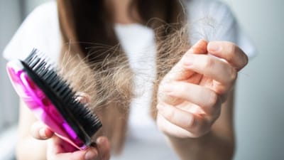 આજકાલ ઘણા લોકો વાળ ખરવાની સમસ્યાથી પરેશાન છે. છોકરાઓ હોય કે છોકરીઓ.જ્યારે પણ વાળ ખરવા લાગે છે, ત્યારે આપણે પહેલા શેમ્પૂ બદલીએ છીએ, નવું તેલ અજમાવીએ છીએ અથવા નવું કન્ડિશનર વાપરવાનું શરૂ કરીએ છીએ. પરંતુ શું વાળ ખરવા ખરેખર ફક્ત શેમ્પૂ બદલવાથી બંધ થાય છે?