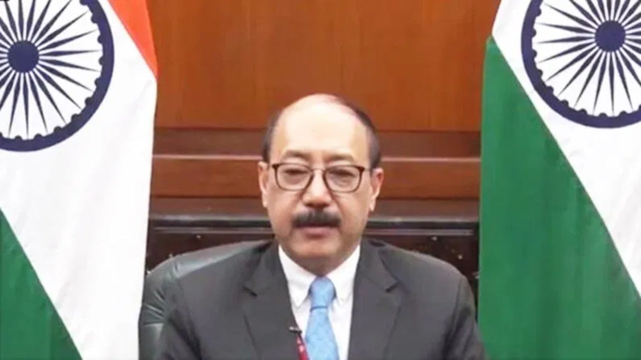 2020 માં, શ્રૃંગલાએ 33મા વિદેશ સચિવ તરીકે કાર્યભાર સંભાળ્યો, જે વિદેશ મંત્રાલયમાં સર્વોચ્ચ પદ છે. તેમના કાર્યકાળ દરમિયાન, તેમણે 'હાઉડી મોદી' જેવા મોટા કાર્યક્રમોમાં પોતાની ભૂમિકા ભજવી. વિદેશ સચિવ પદ પરથી નિવૃત્તિ લીધા પછી, શ્રૃંગલાને 2023 માં ભારતમાં યોજાયેલી G20 સમિટ માટે મુખ્ય સંયોજક તરીકે નિયુક્ત કરવામાં આવ્યા હતા. મુંબઈમાં જન્મેલા શ્રૃંગલાને વાંચનમાં ખૂબ રસ છે. આ ઉપરાંત, તેમને હોકી રમવાનો અને પર્વતોમાં ફરવાનો પણ ખૂબ શોખ છે. શ્રૃંગલાના પિતા પણ વહીવટી સેવામાં હતા.