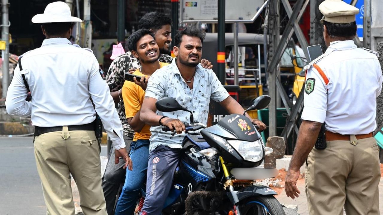 ના, હેલ્મેટ વિના બાઇક કે સ્કૂટર ચલાવવું બિલકુલ સલામત માનવામાં આવતું નથી, તમે તમારો જીવ પણ ગુમાવી શકો છો. તમારી સલામતીને ધ્યાનમાં રાખીને ભારતમાં મોટર વાહન અધિનિયમ 1988 હેઠળ મોટરસાઇકલ અને સ્કૂટર ચાલકો માટે હેલ્મેટનો ઉપયોગ ફરજિયાત છે. કાયદાની કલમ 129 સ્પષ્ટ કરે છે કે મોટરસાઇકલ ચલાવતી દરેક વ્યક્તિએ કેન્દ્ર સરકાર દ્વારા નિર્ધારિત ધોરણોને અનુરૂપ રક્ષણાત્મક હેડમેટ પહેરવું આવશ્યક છે.
