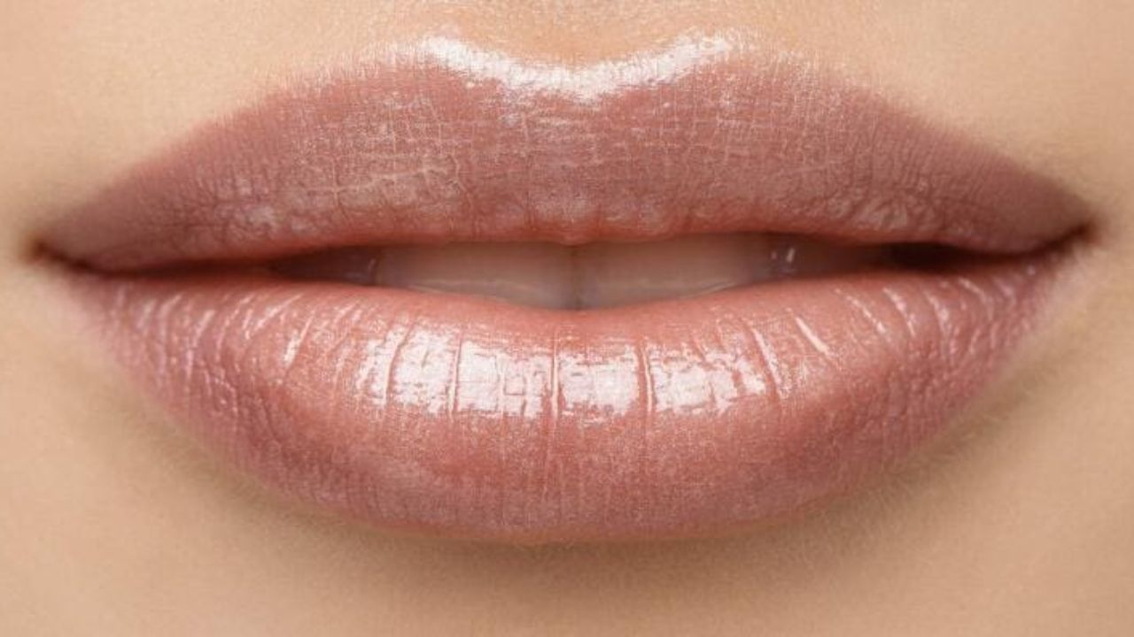 આ ઉપરાંત જે સ્ત્રીઓના હોઠ જાડા અને કાળા હોય છે તેમના જીવનમાં ઘણા ઉતાર-ચઢાવ આવે છે. તેઓ દરેક બાબતમાં તેમના પતિ સાથે દલીલ કરે છે.
