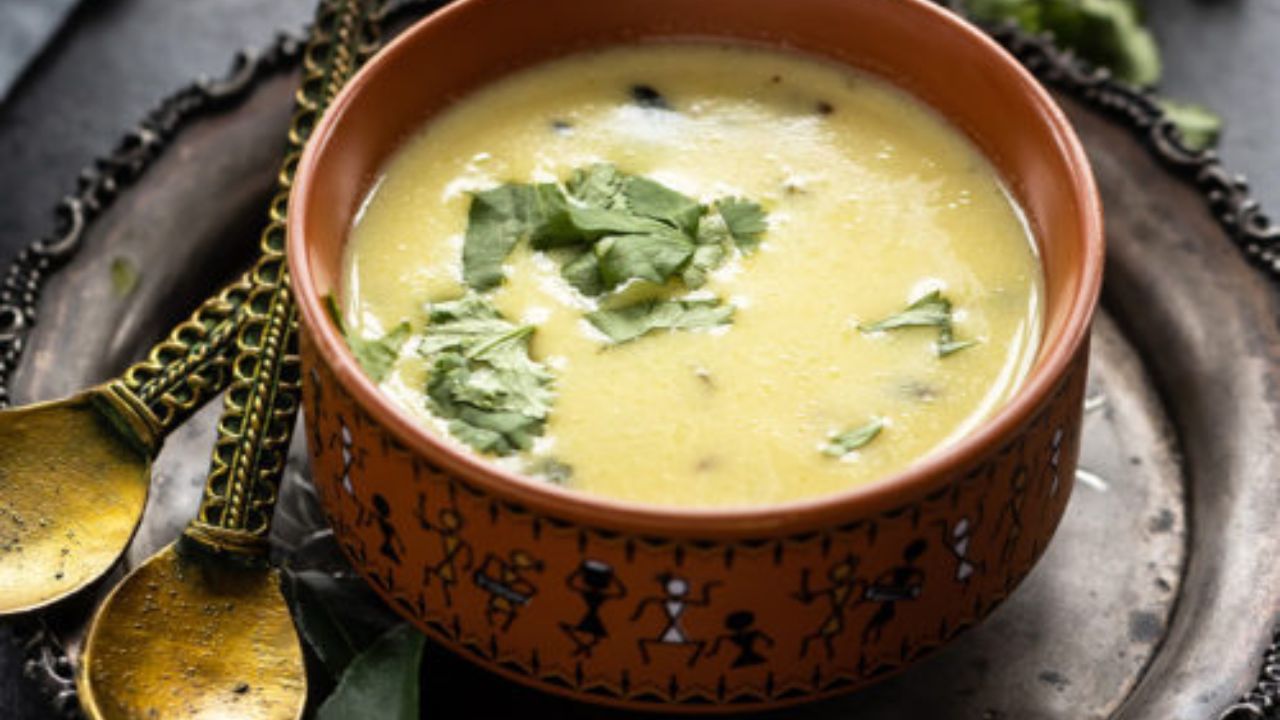 દૂધમાંથી દહીં બનાવવામાં આવે છે અને દહીંનો ઉપયોગ કઢી બનાવવા માટે થાય છે. આ જ કારણ છે કે શ્રાવણ દરમિયાન કઢી અને દૂધ અથવા તેમાંથી બનેલી કોઈપણ વસ્તુનું સેવન પ્રતિબંધિત માનવામાં આવે છે. જો તમે શ્રાવણમાં આ નિયમનું ધ્યાન રાખો છો તો તમને ભગવાન શિવનો આશીર્વાદ મળી શકે છે અને જીવનમાં ખુશીઓ આવવા લાગે છે.
