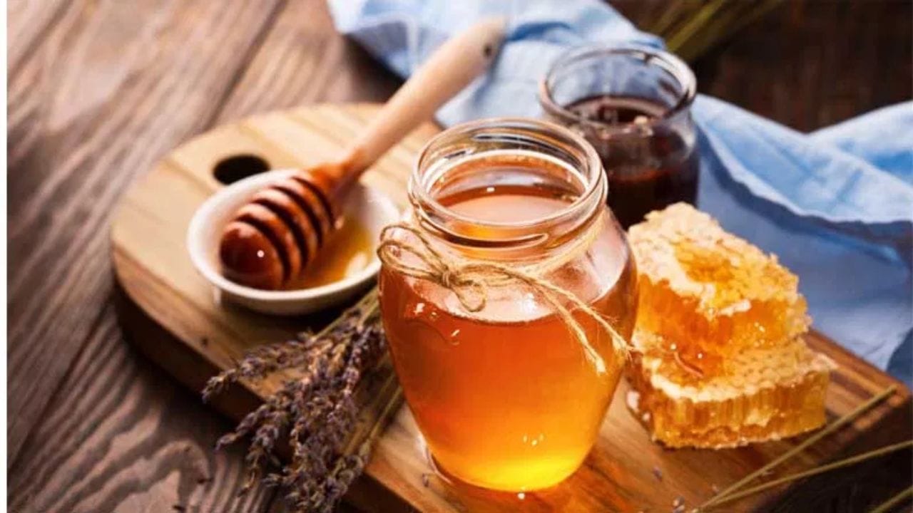 દરરોજ ખાલી પેટે મધનું સેવન કરવાથી તમારું બ્લડ પ્રેશર લેવલ જળવાઈ રહે છે. જો તમે ખૂબ તણાવમાં હોવ તો પણ તમે તેનું સેવન કરી શકો છો. તે તમારા હૃદયના ધબકારા પણ વધારતું નથી. મધમાં શક્તિશાળી એન્ટિઓક્સિડન્ટ્સ હોય છે. જે શરીરમાં મુક્ત કણોની ગતિવિધિ રોકે છે. આ મુક્ત કણો કોષિકાઓને નુકસાન પહોંચાડે છે અને કેન્સર જેવા રોગનું કારણ બને છે. મધનું સેવન કરવાથી શરીરમાં સોજા ઓછા થાય છે અને કોષિકાઓની સુરક્ષા થાય છે.