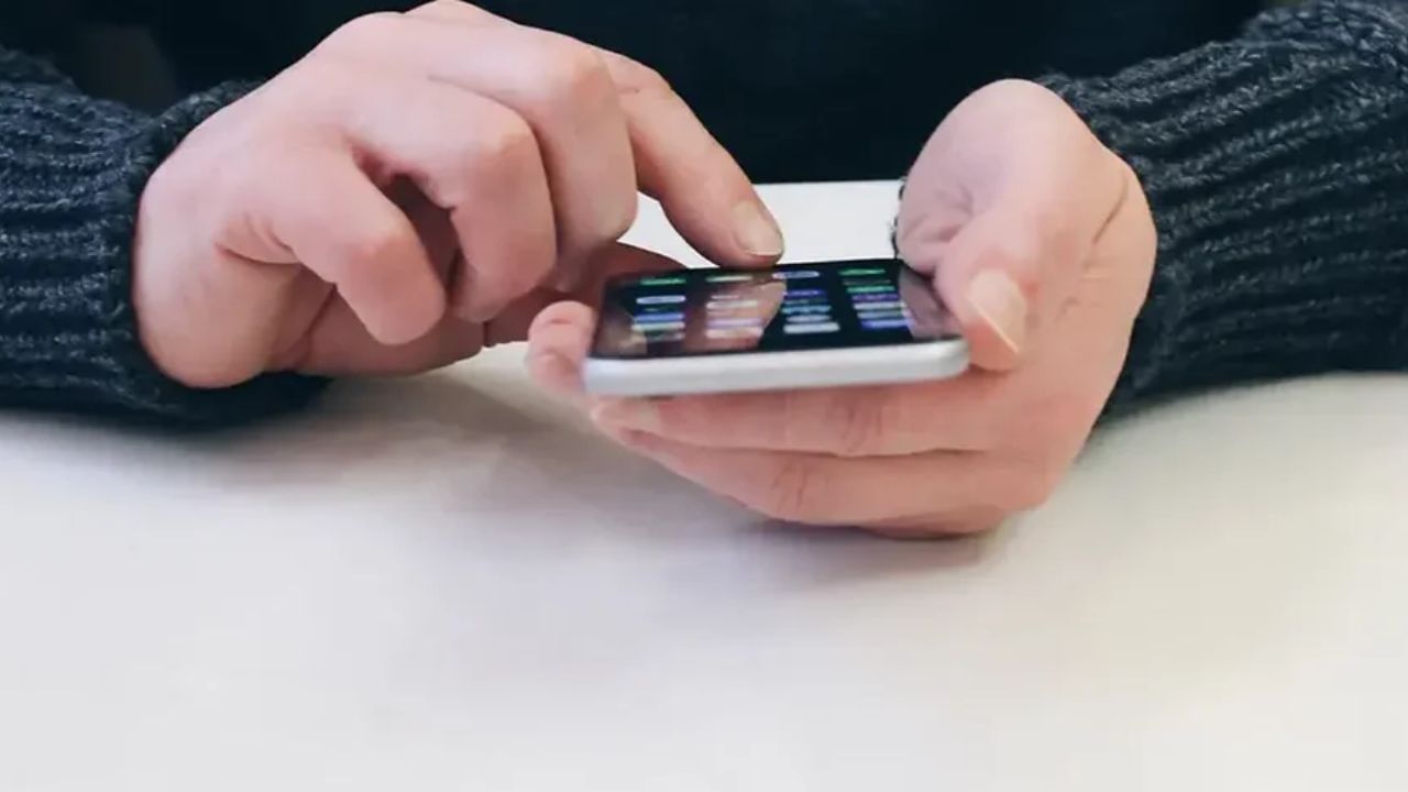 તમે સેટેલાઇટ દ્વારા ઇમરજન્સી સંદેશા મોકલી શકો છો, નેટવર્કની ગેરહાજરીમાં પણ સંપર્ક શક્ય છે. એપલ આ સુવિધાને વપરાશકર્તા ડેમો તરીકે અજમાવવાનો વિકલ્પ પણ આપે છે, જેથી તમે તેના ઉપયોગથી અગાઉથી પરિચિત થઈ શકો.