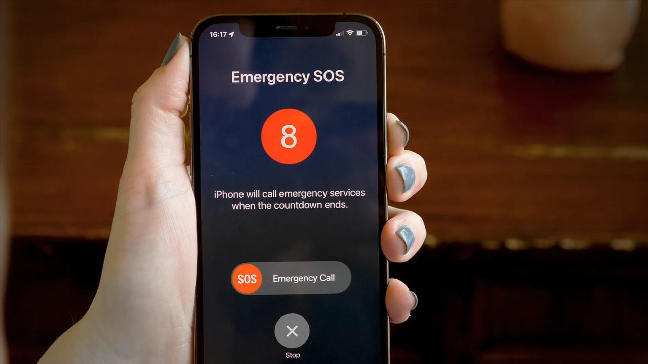 1. Emergency SOS- Emergency SOS સુવિધા દ્વારા, તમે ઝડપથી અને સરળતાથી કટોકટી સેવાઓ (દા.ત. પોલીસ, એમ્બ્યુલન્સ) ને કૉલ કરી શકો છો અને તમારા કટોકટી સંપર્કોને ચેતવણી આપી શકો છો. ભારતમાં, જો તમે iPhone ના સાઇડ બટનને ત્રણ વખત ઝડપથી દબાવો છો, તો તે સીધા જ Emergency સેવા સાથે કનેક્ટ થાય છે.