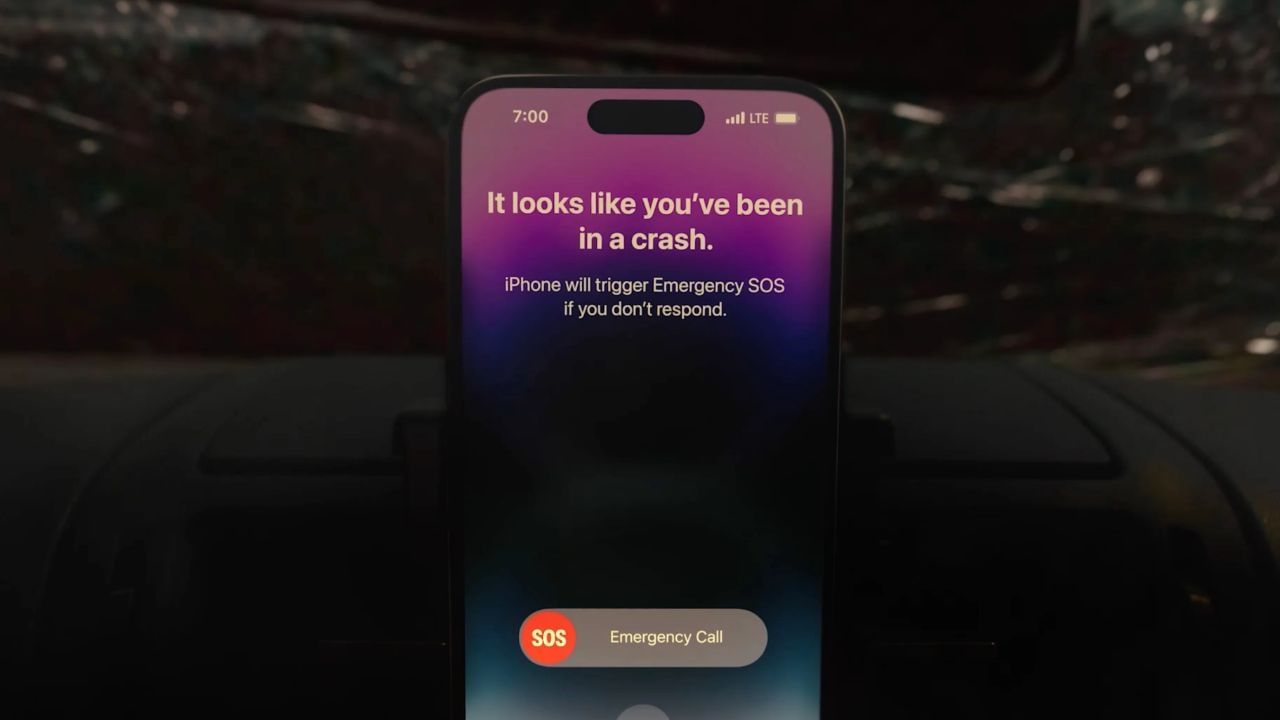 સુવિધા કેવી રીતે કાર્ય કરે છે - જ્યારે કોઈ અકસ્માત થાય છે, ત્યારે ઉપકરણ એલાર્મ વાગે છે અને કાઉન્ટડાઉન શરૂ કરે છે. જો યુઝર્સ જવાબ ન આપે, તો ઉપકરણ આપમેળે ઈમરજન્સી નંબર પર કોલ કરે છે. આ સુવિધા દરેક પ્રકારના અકસ્માતને શોધી શકતી નથી.
