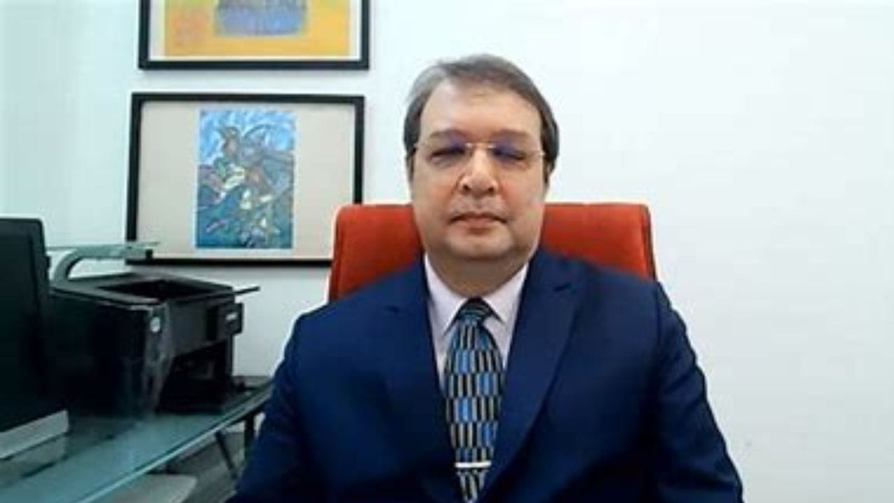 6. ન્યાયાધીશ જે.બી. પારડીવાલા: 2015 માં સુપ્રીમ કોર્ટના ન્યાયાધીશ જસ્ટિસ જે.બી. પારડીવાલાને મહાભિયોગનો પ્રયાસ કરવામાં આવ્યો હતો. તે સમયે તેઓ ગુજરાત હાઇકોર્ટના ન્યાયાધીશ હતા. રાજ્યસભાના 58 સાંસદોએ તેમની સામે નોટિસ લાવી હતી. ચુકાદામાં કરવામાં આવેલી ટિપ્પણીઓ સામે જસ્ટિસ પારડીવાલાને દૂર કરવાની પ્રક્રિયા શરૂ કરવામાં આવી હતી. જોકે, નોટિસ મળ્યા બાદ તેમણે પોતાની ટિપ્પણીઓ કાઢી નાખી હતી, જેના પગલે રાજ્યસભાના અધ્યક્ષ હામિદ અન્સારીએ મહાભિયોગ પ્રસ્તાવ ફગાવી દીધો હતો.