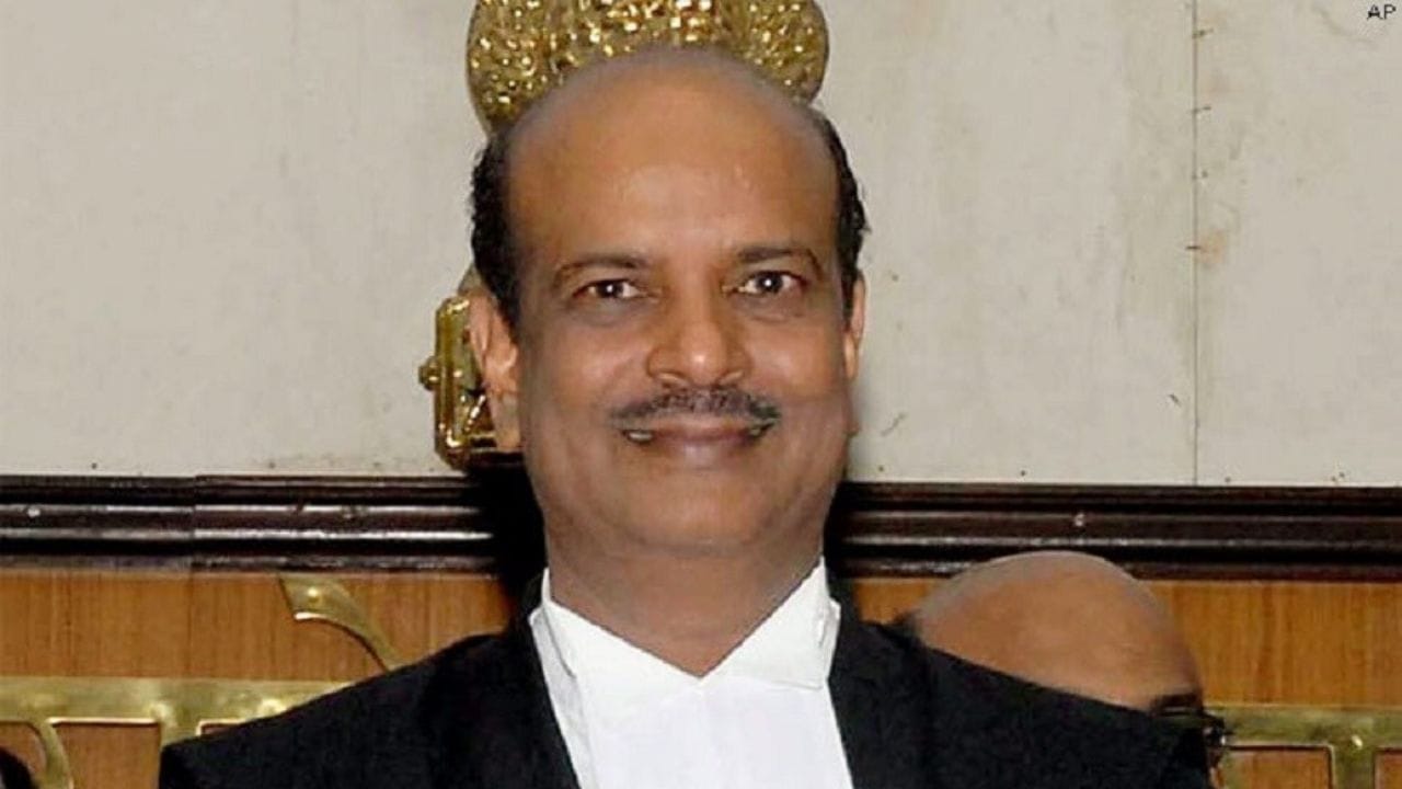 3 ન્યાયાધીશ પીડી દિનાકરણ: કર્ણાટક હાઇકોર્ટના ન્યાયાધીશ પીડી દિનાકરણનું નામ પણ આ યાદીમાં સામેલ છે. તેમના પર જમીન હડપ કરવાનો અને તેમના પદનો દુરુપયોગ કરીને અઢળક સંપત્તિ મેળવવાનો આરોપ હતો. આ કેસમાં પણ રાજ્યસભાના સભ્યોએ તેમને પદ પરથી દૂર કરવા માટે કાર્યવાહી માટે અરજી દાખલ કરી હતી. આ કેસમાં ઘણી યુક્તિઓ અપનાવવામાં આવી હતી, ત્યારબાદ ન્યાયાધીશ દિનાકરણે જાન્યુઆરી 2010 માં રચાયેલી તપાસ સમિતિના આદેશને સુપ્રીમ કોર્ટમાં પડકાર્યો હતો. પરંતુ તેમણે પણ કાર્યવાહી પૂર્ણ થાય તે પહેલાં જ 29 જુલાઈ 2011ના રોજ પદ પરથી રાજીનામું આપી દીધું હતું.