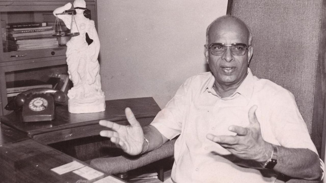 1. જસ્ટિસ વી. રામાસ્વામી: સ્વતંત્ર ભારતમાં પહેલી વાર 1991માં કોઈ ન્યાયાધીશને તેમના પદ પરથી દૂર કરવાની કાર્યવાહી કરવામાં આવી હતી. સુપ્રીમ કોર્ટના ન્યાયાધીશ વી. રામાસ્વામી મહાભિયોગનો સામનો કરનારા પહેલા ન્યાયાધીશ હતા. 1991માં તેમની સામે મહાભિયોગ પ્રસ્તાવ લાવવામાં આવ્યો હતો. જોકે, આ પ્રસ્તાવ લોકસભામાં ફગાવી દેવામાં આવ્યો હતો. 1990માં પંજાબ અને હરિયાણા હાઈકોર્ટના મુખ્ય ન્યાયાધીશ હતા ત્યારે ભ્રષ્ટાચારના ગંભીર આરોપોના આધારે તેમને પદ પરથી દૂર કરવા માટે તેમની સામે મહાભિયોગ પ્રસ્તાવ રજૂ કરવામાં આવ્યો હતો.