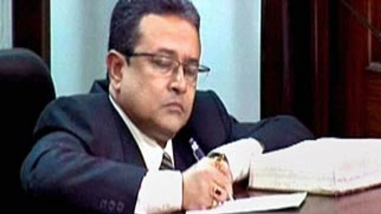 2.ન્યાયાધીશ સૌમિત્ર સેન: 2011 માં, રાજ્યસભાના સભ્યોએ કલકત્તા હાઇકોર્ટના ન્યાયાધીશ સૌમિત્ર સેન વિરુદ્ધ આવી જ એક દરખાસ્ત રજૂ કરી હતી. જોકે, તેમણે 1 સપ્ટેમ્બર 2011ના રોજ, લોકસભામાં આ દરખાસ્ત પર ચર્ચા શરૂ થાય તે પહેલાં જ રાજીનામું આપી દીધું હતું. રાષ્ટ્રપતિને મોકલેલા રાજીનામા પત્રમાં તેમણે લખ્યું હતું કે તેઓ કોઈપણ પ્રકારના ભ્રષ્ટાચારના દોષિત નથી.